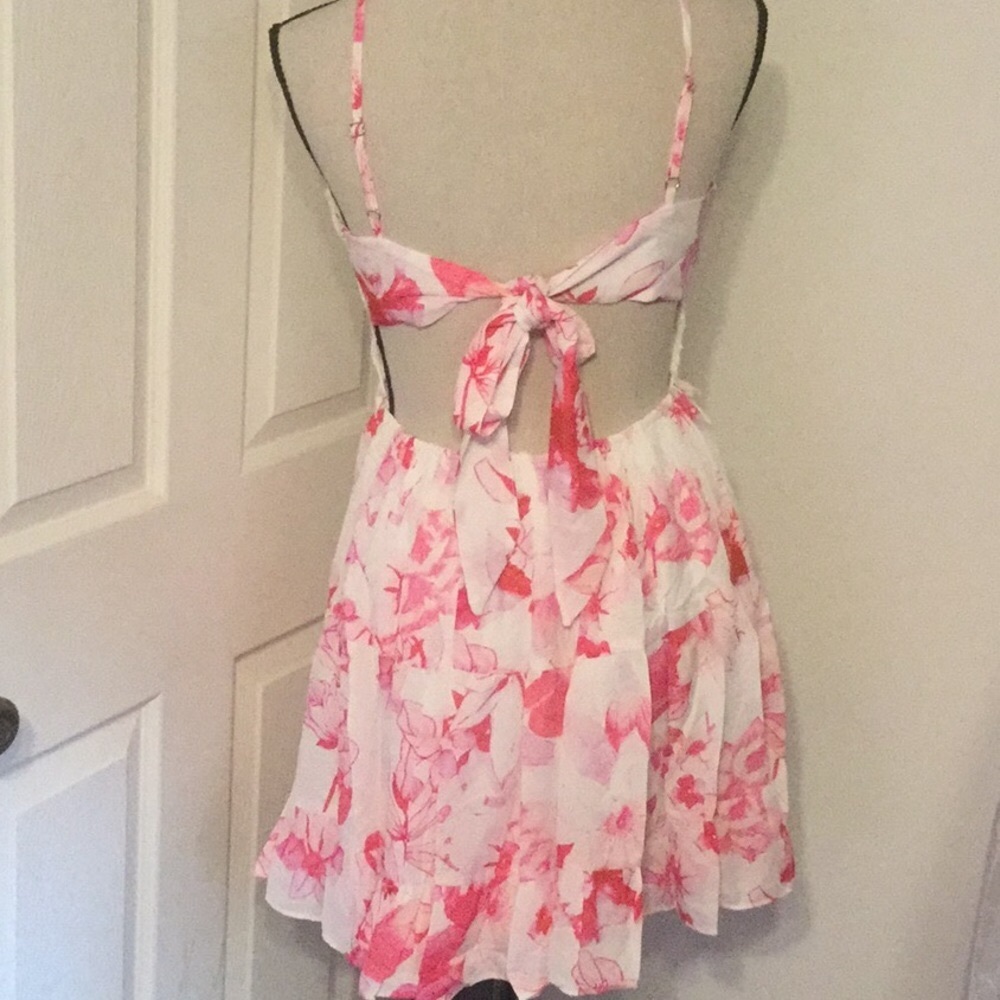 White Floral Crochet V-neck Lined Ruffle Hem Dress - Picture 3 of 10